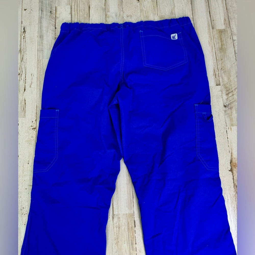 MC2 Scrub Set XL Blue Pocket V-Neck Top/ Medium Elastic Waist Cargo Bottom - Picture 9 of 14